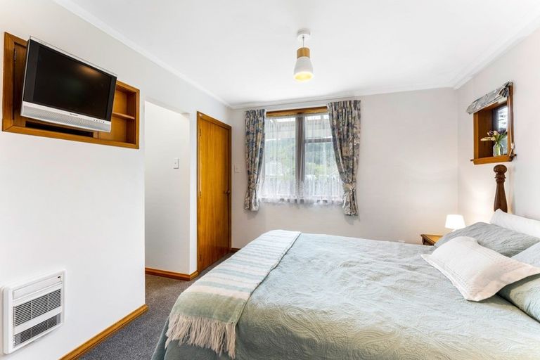 Photo of property in 18 Pinehaven Road, Pinehaven, Upper Hutt, 5019