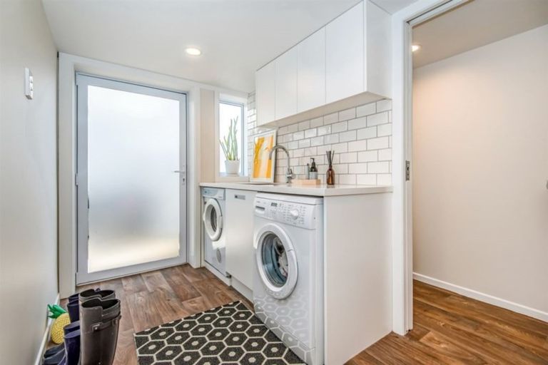 Photo of property in 2/52 Aberdeen Road, Campbells Bay, Auckland, 0620