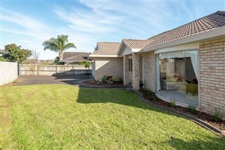 Photo of property in 16 Nad Place, East Tamaki Heights, Auckland, 2016