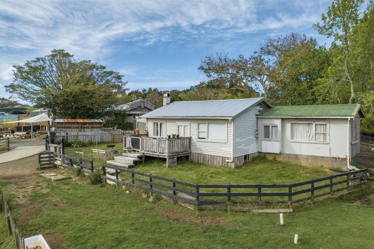 Photo of property in 308 Henderson Valley Road, Henderson Valley, Auckland, 0612