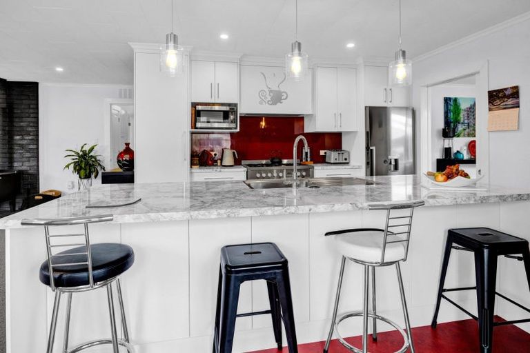 Photo of property in 30 Kahikatea Street, Inglewood, 4330