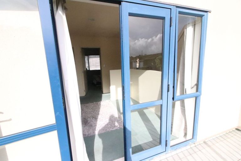 Photo of property in 3/9 John Jennings Drive, Oteha, Auckland, 0632