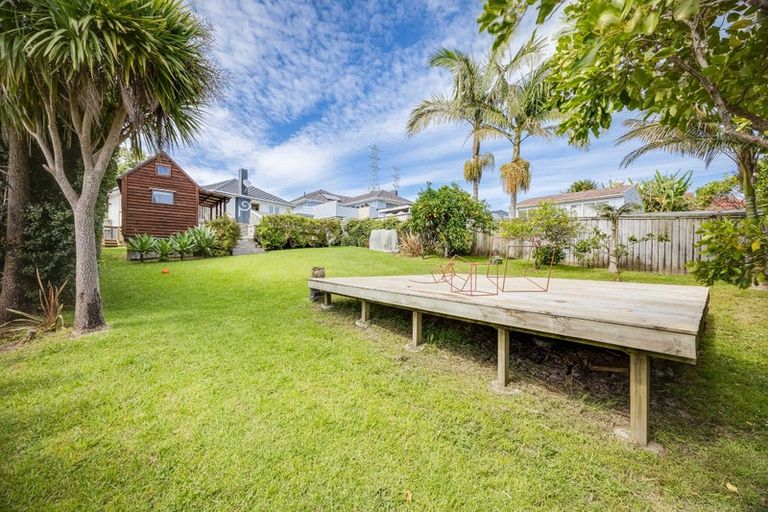 Photo of property in 16 Paton Avenue, Te Atatu South, Auckland, 0610