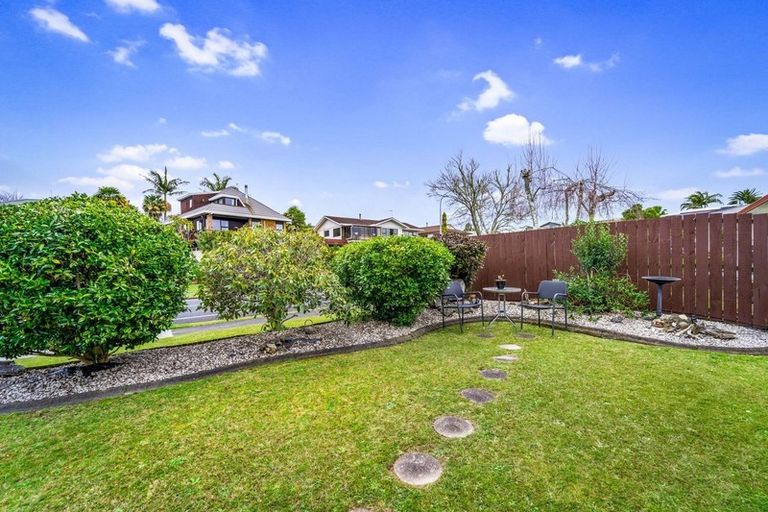 Photo of property in 32 Marina View Drive, West Harbour, Auckland, 0618