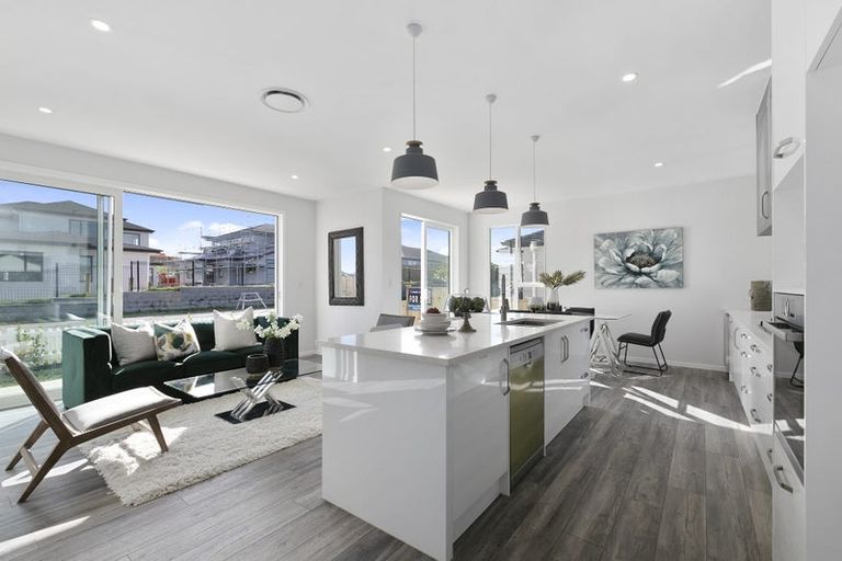 Photo of property in 10 Bine Crescent, Orewa, 0931