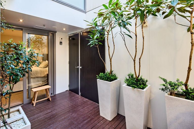 Photo of property in Patent 326 Apartments, 404s/326 Evans Bay Parade, Hataitai, Wellington, 6021