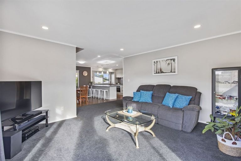 Photo of property in 4 Pinewood Grove, Botany Downs, Auckland, 2010