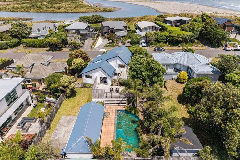 Photo of property in 5 Waiheke Street, Waikanae Beach, Waikanae, 5036