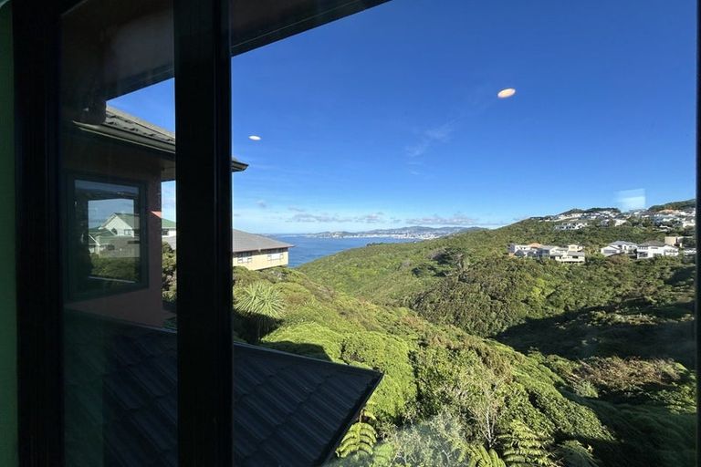 Photo of property in 6 Bennett Grove, Newlands, Wellington, 6037