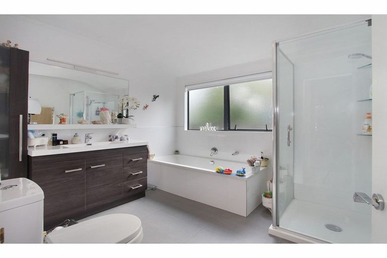 Photo of property in 23a Kervil Avenue, Te Atatu Peninsula, Auckland, 0610