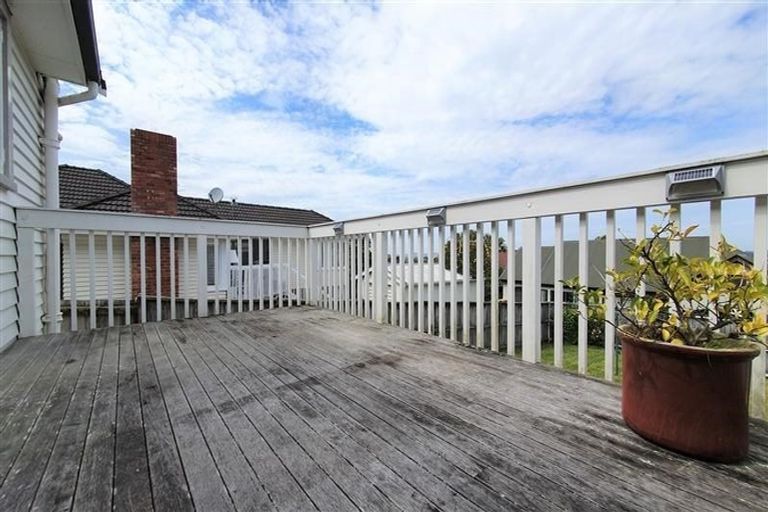 Photo of property in 2/232 East Coast Road, Forrest Hill, Auckland, 0620