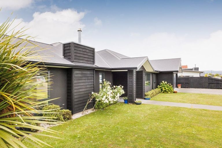 Photo of property in 5 D'urville Place, Kelvin Grove, Palmerston North, 4414