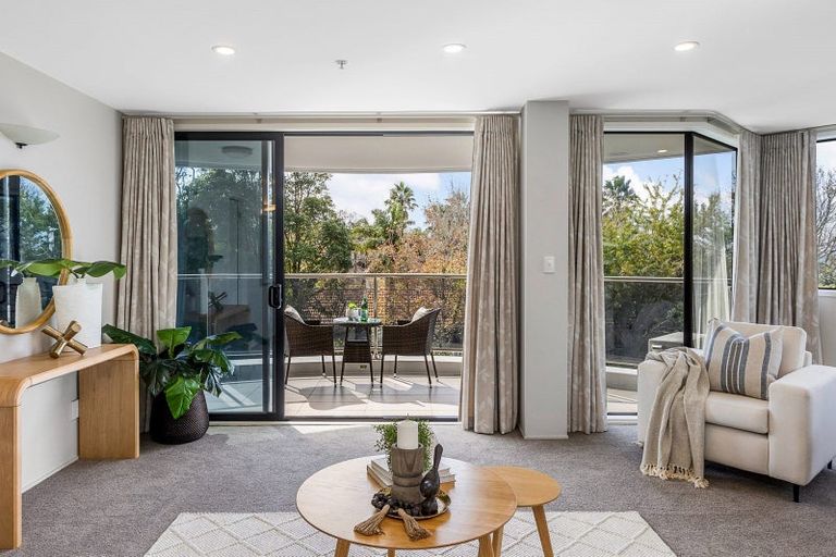 Photo of property in 2d/175 Hurstmere Road, Takapuna, Auckland, 0622