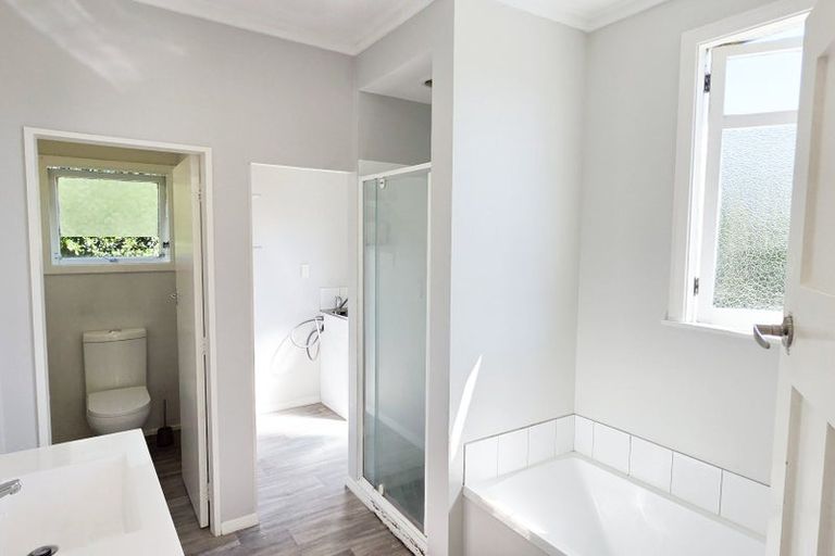 Photo of property in 11 Glanmire Road, Newlands, Wellington, 6037