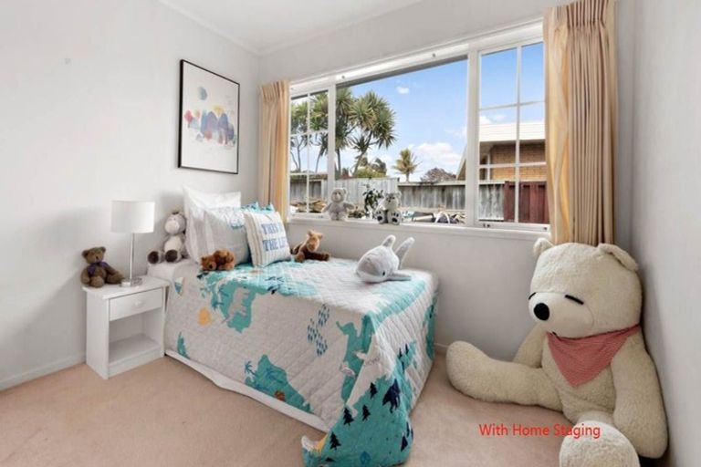 Photo of property in 1 Holly Way, Sunnyhills, Auckland, 2010