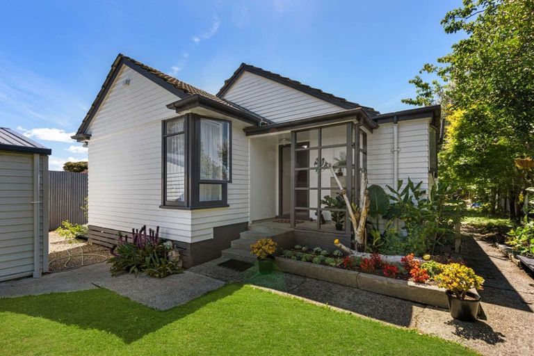 Photo of property in 4 Crewe Crescent, Hokowhitu, Palmerston North, 4410