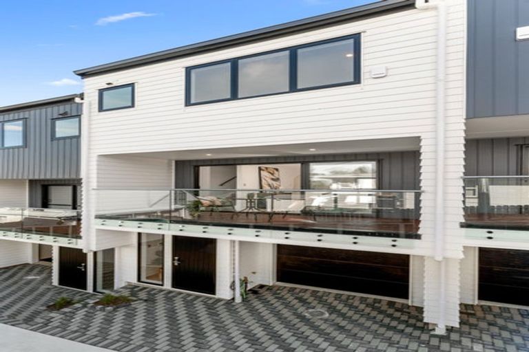 Photo of property in 8/18 Sylvan Crescent, Te Atatu South, Auckland, 0610