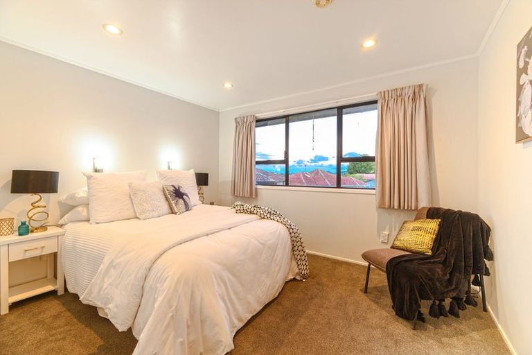 Photo of property in 17 Foyle Place, Glendene, Auckland, 0602