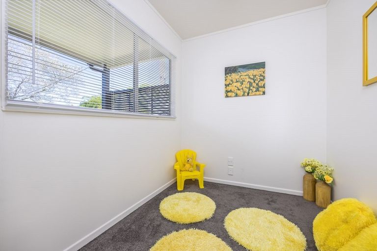 Photo of property in 3/144 Godley Road, Green Bay, Auckland, 0604