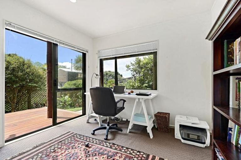 Photo of property in 15b Melandra Road, Stanmore Bay, Whangaparaoa, 0932
