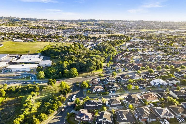 Photo of property in 1 Seresin Crescent, Flat Bush, Auckland, 2016