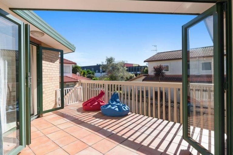 Photo of property in 8 Vinograd Drive, Te Atatu Peninsula, Auckland, 0610