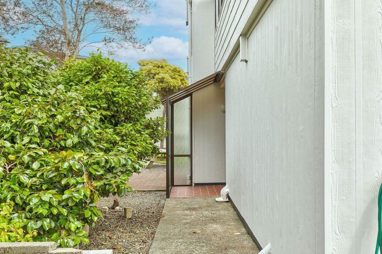 Photo of property in 2/13 Mana Esplanade, Paremata, Porirua, 5026