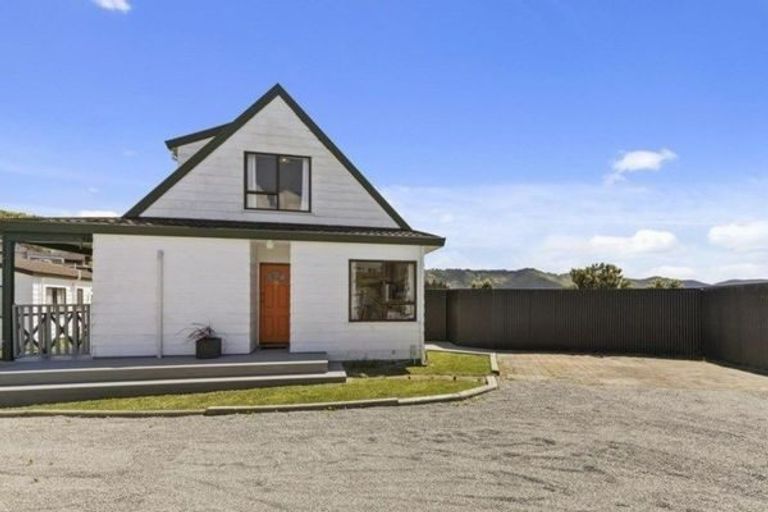Photo of property in 16a Jasmine Grove, Maungaraki, Lower Hutt, 5010