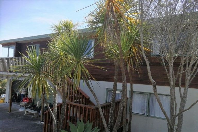 Photo of property in 24 Worthington Place, West Harbour, Auckland, 0618