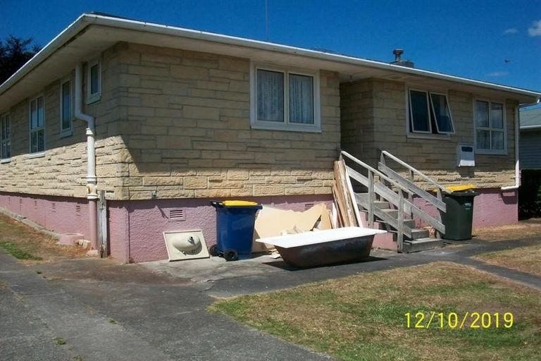 Photo of property in 28 Ozich Avenue, Te Atatu South, Auckland, 0610