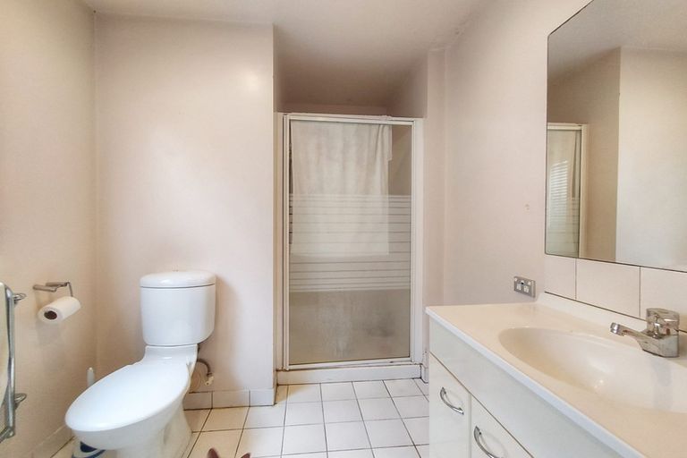 Photo of property in Henry Walton Flats, 4/2 Upper Queen Street, Auckland Central, Auckland, 1010