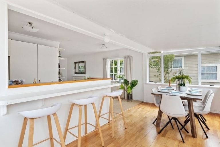 Photo of property in 127 Forrest Hill Road, Forrest Hill, Auckland, 0620