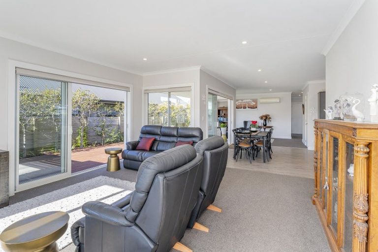 Photo of property in 8 Topping Place, Whitianga, 3510