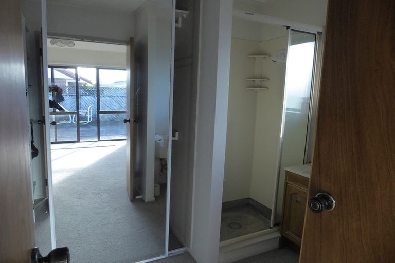 Photo of property in 15 Bosnyak Drive, Te Atatu South, Auckland, 0610