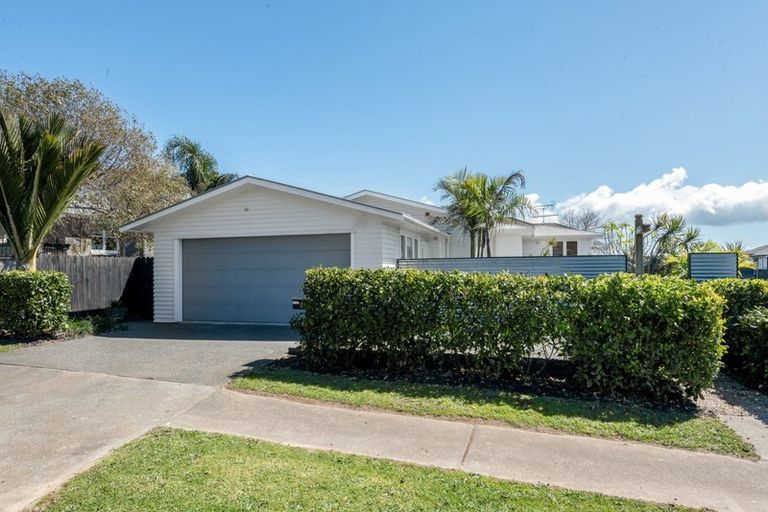 Photo of property in 11 Bradbury Road, Botany Downs, Auckland, 2010