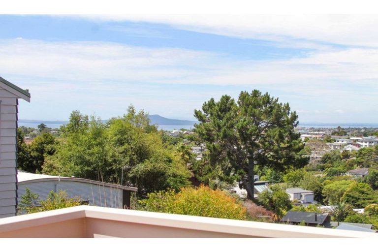 Photo of property in 1/272 Glamorgan Drive, Northcross, Auckland, 0630