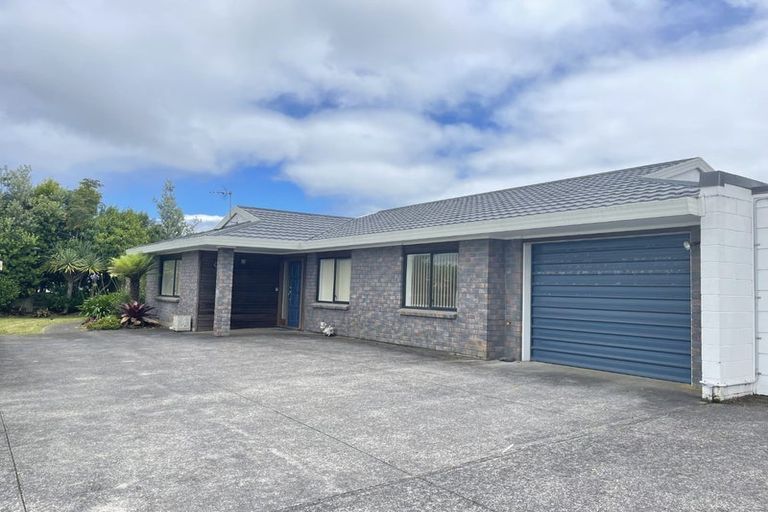 Photo of property in 2/212 Te Atatu Road, Te Atatu South, Auckland, 0610