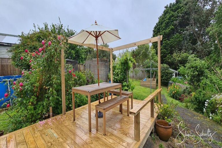 Photo of property in 10 Franklin Road, Paparoa, 0571