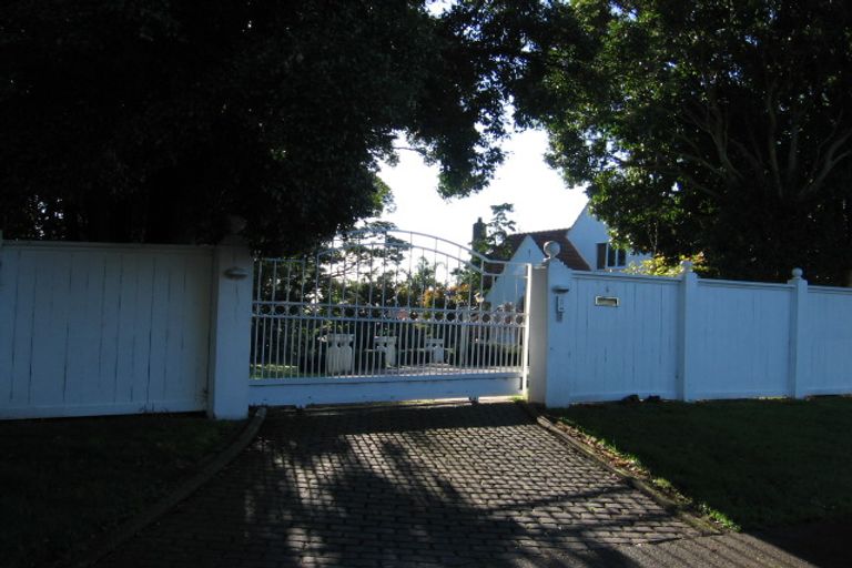 Photo of property in 5 Bridge Avenue, Te Atatu South, Auckland, 0610
