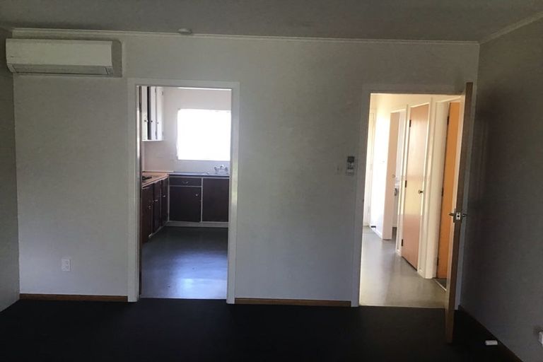 Photo of property in 27a-b Cheyne Walk, Newlands, Wellington, 6037