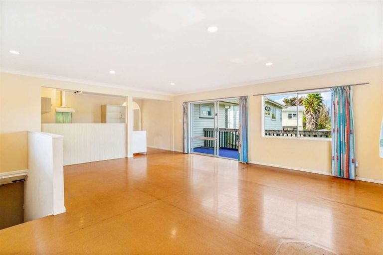 Photo of property in 73 Fairclough Road, Beach Haven, Auckland, 0626