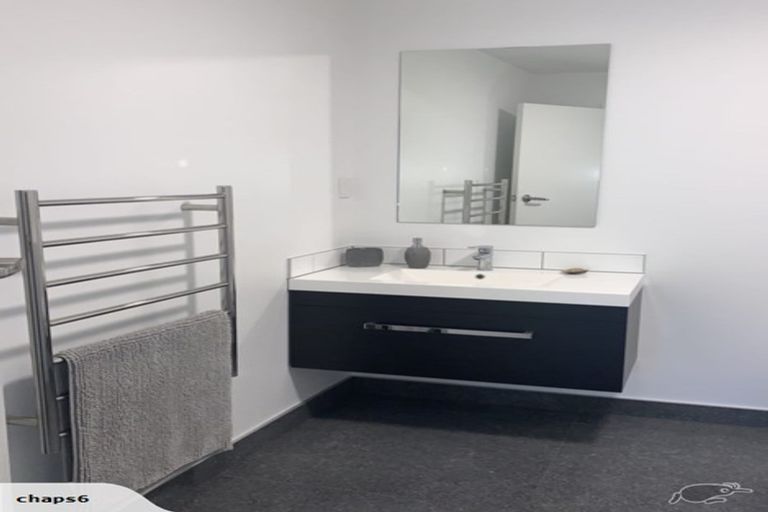 Photo of property in 111 Pupuke Road, Northcote, Auckland, 0627