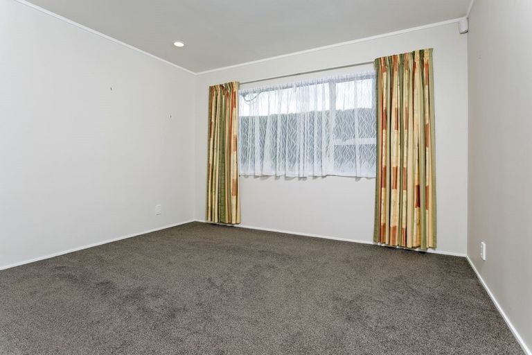 Photo of property in 1/1a Radiata Lane, Chatswood, Auckland, 0626