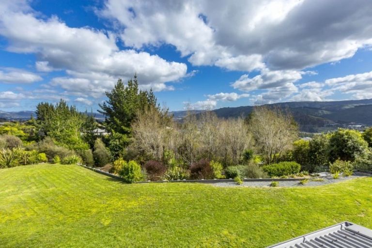 Photo of property in 4 Mount Marua Way, Timberlea, Upper Hutt, 5018