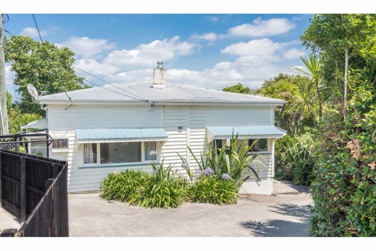Photo of property in 17 Awaroa Road, Sunnyvale, Auckland, 0612