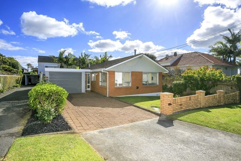 Photo of property in 2/1 Sylvan Park Avenue, Milford, Auckland, 0620