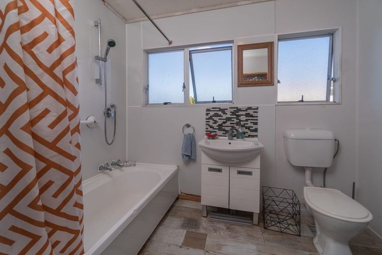 Photo of property in 2/20 Mile Place, Henderson, Auckland, 0612