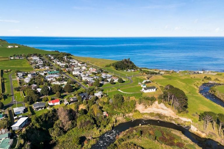 Photo of property in 14 Ohawe Terrace, Ohawe, Hawera, 4671