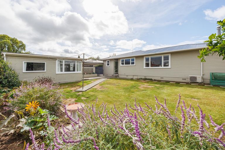 Photo of property in 4 Ellesmere Crescent, Highbury, Palmerston North, 4412