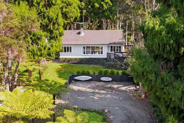 Photo of property in 8 Sylvan Valley Avenue, Titirangi, Auckland, 0604